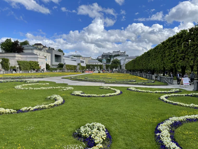 Mirabellgarten & Festung. Links im Hintergrund die Universtität Mozarteum Salzburg.