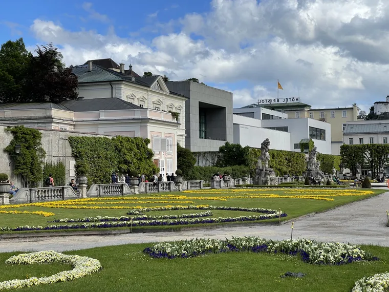 Mirabellgarten. Im Hintergrund die Universtität Mozarteum Salzburg.
