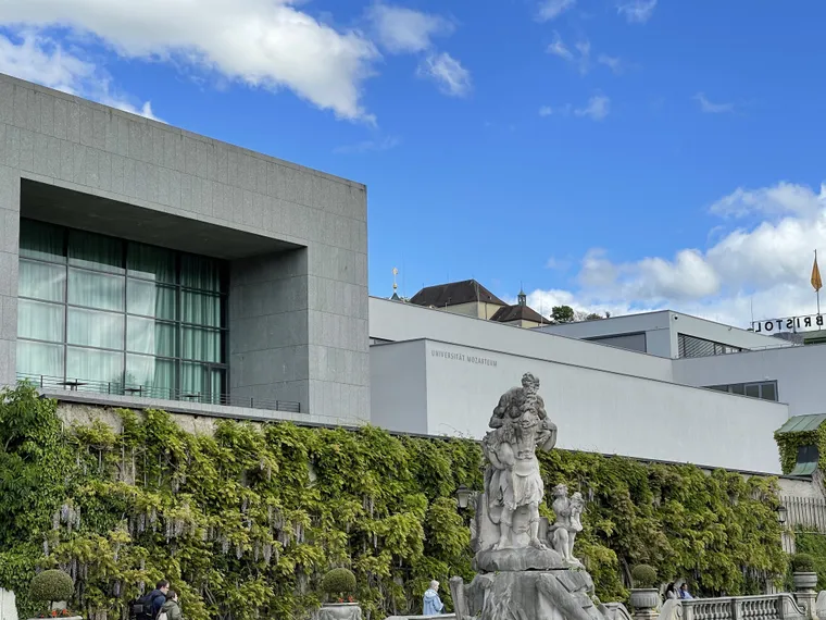 Blick auf das Mozarteum Salzburg