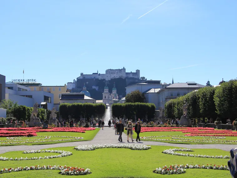 Mirabellgarten & Festung. Links im Hintergrund die Universität Mozarteum Salzburg.